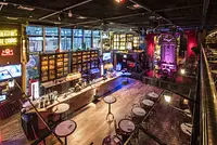 Bar estilo pub inglês com decoração requintada