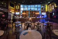 Bar estilo pub inglês com decoração requintada