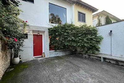 Locação charmosa com acervo completo de louças e decoração incluso