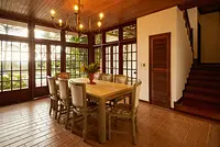 Casa de campo sofisticada dentro de um bosque de Araucarias 