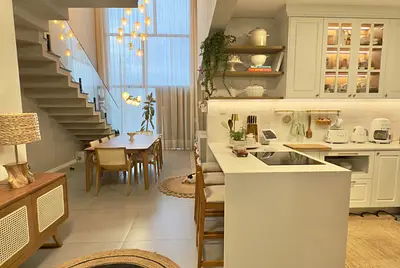 Casa ampla com ambientes integrados e muita luz natural