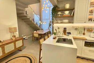 Casa ampla com ambientes integrados e muita luz natural