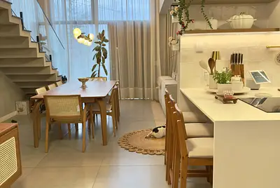 Casa ampla com ambientes integrados e muita luz natural