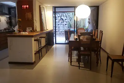 Casa bem iluminada estilo urban jungle