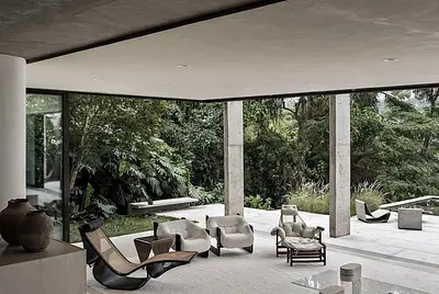 Oásis Brutalista com Piscina Infinita