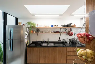 Casa bem iluminada estilo urban jungle
