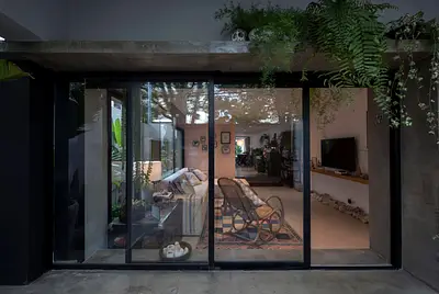 Casa bem iluminada estilo urban jungle