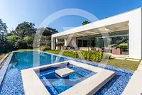 Casa Contemporânea de Alto Padrão com 5000m2 de jardim