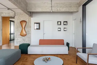 Apartamento moderno e bem iluminado, pé direito alto, excelente localização