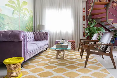 Duplex super charmoso, com uma linda luz natural, decoração brasileira e curadoria de peças indígenas.