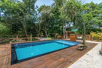 Casa com muitas árvores em condomínio fechado estilo rústico moderno 