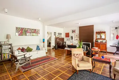 Casa anos 60, Cor, Jardim e Piscina em localização fácil!