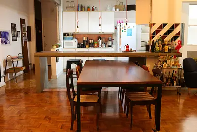 Ap térreo com quintal florido e decoração moderna