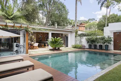 Casa cinematográfica alto padrão projetada por escritório renomado de arq/design 